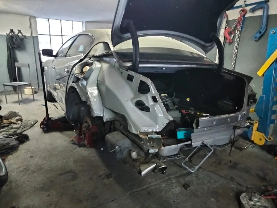 Maserati Quattroporte — Odsłonięta konstrukcja lewego tyłu podczas naprawy.