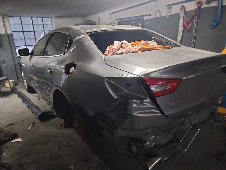 Maserati Quattroporte — Etap montażu poszycia i przygotowania nadwozia.