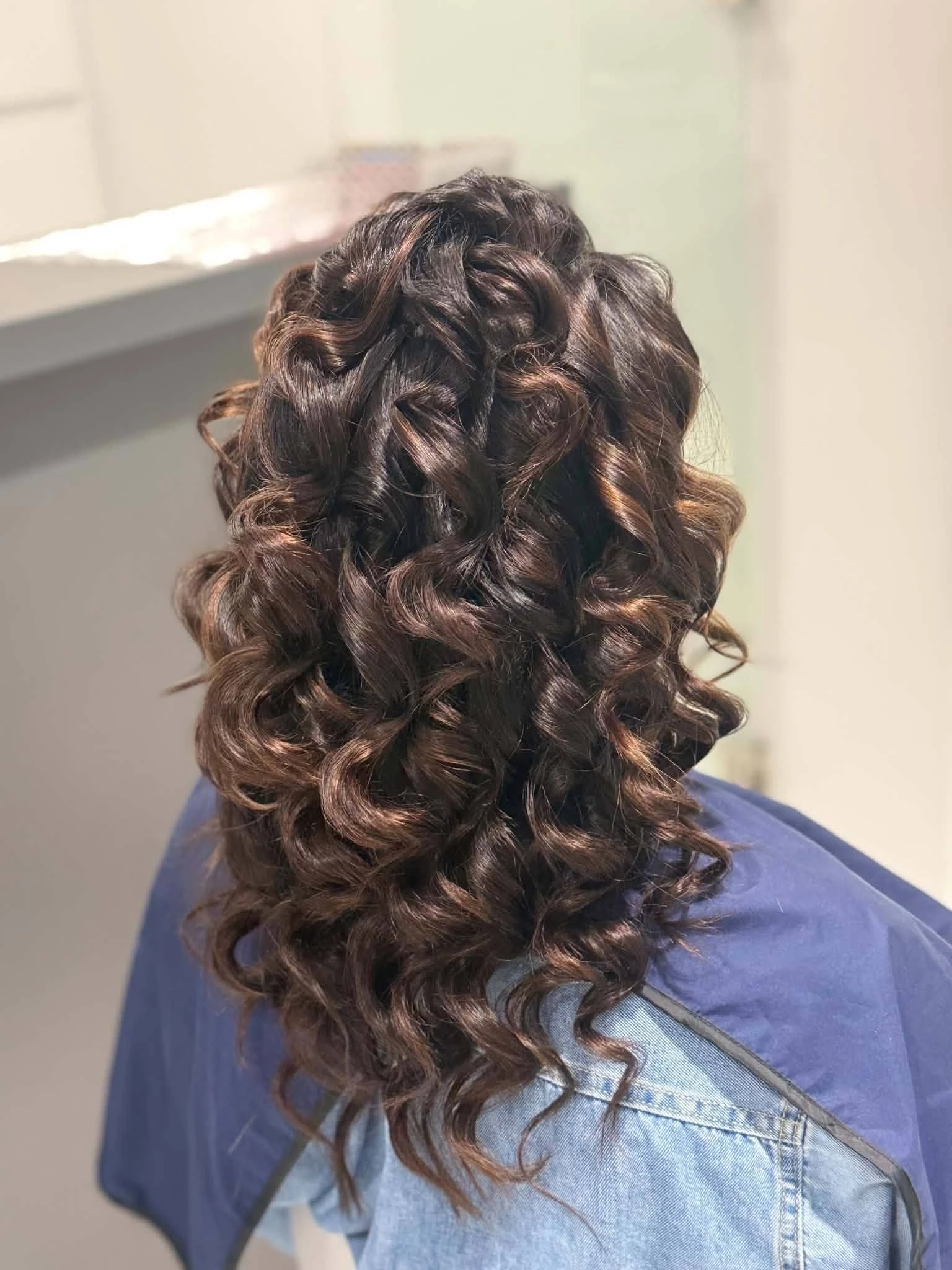 Fale i delikatne upięcie — realizacja Crazy Look