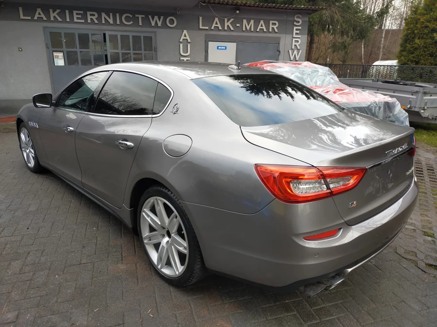 Maserati Quattroporte — Gotowy lewy tył po pracach blacharsko-lakierniczych.